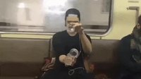 Se tripoter les boules en public dans le métro