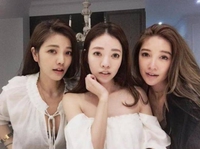 Devinez l'âge de cette mère et ses deux filles
