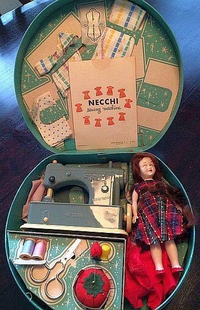 Beau jouet de Noël pour fillettes dans les années 50