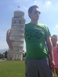 Encore un touriste qui fait une pause à la con devant la tour de Pise