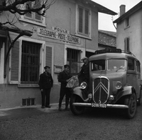 1950: le bureau des Postes de Poule-les-Echarmeaux (Rhône)