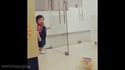 Un bébé se prend une porte