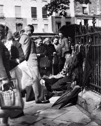 1952: Il existait encore des réparateurs de parapluie dans les rues de Paris