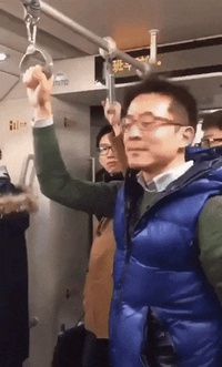 Passager du métro facétieux