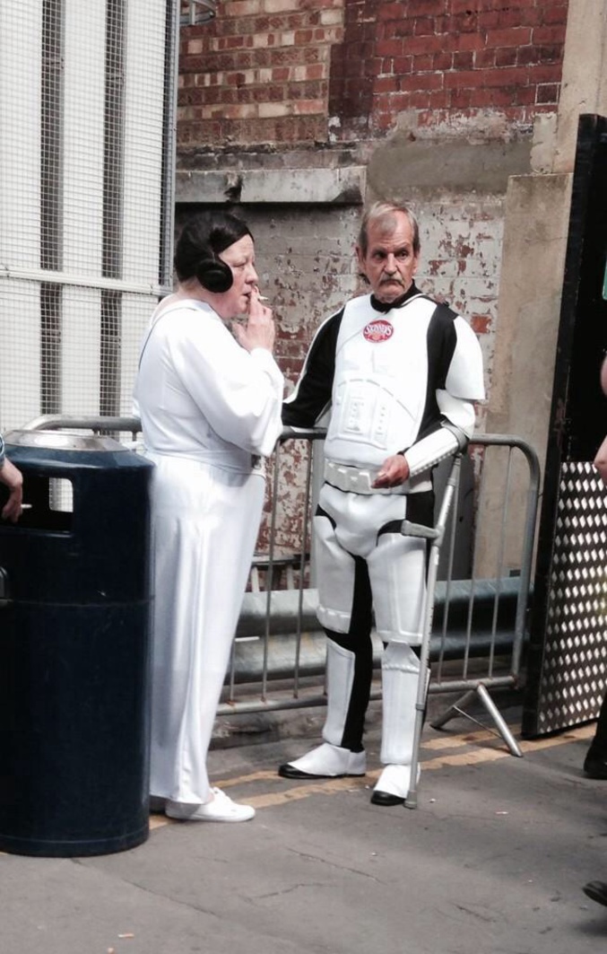 Carrie Fisher et Mark Hamill en pause sur le tournage
(R2D2 lui aussi a vieilli)
