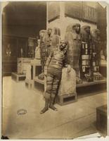 Un dilettante italien, archéologue de passion, Directeur de ce que fut le musée du Caire, déguisé en momie