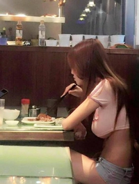 Juste une asiat qui mange