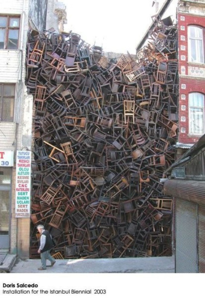 Une pile de chaises comme oeuvre d'art.