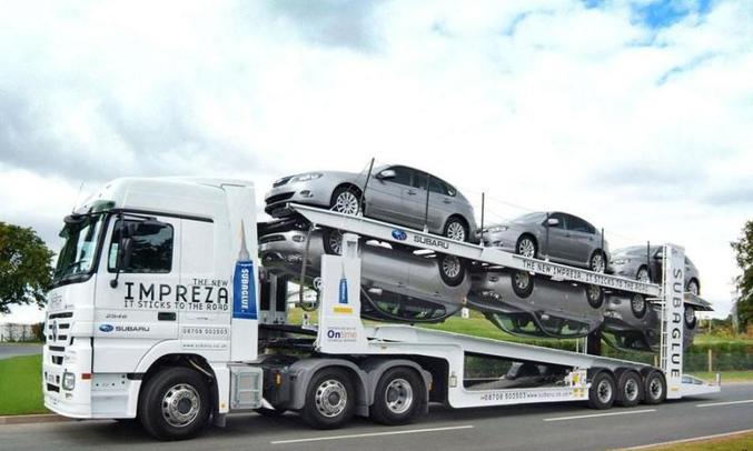 Une pub sur un camion transporteur de voitures.