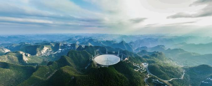 Le radiotélescope sphérique chinois de cinq cents mètres d’ouverture (Fast) fait l’objet d’une maintenance dans la province du Guizhou, dans le sud-ouest de la Chine. Fast, le plus grand radiotélescope à antenne parabolique unique au monde, aurait identifié plus de 740 pulsars depuis son lancement. Surnommé le « China Sky Eye », le télescope est situé dans une dépression karstique naturellement profonde et ronde. Il dispose d’une zone de réception égale à 30 terrains de football standard.