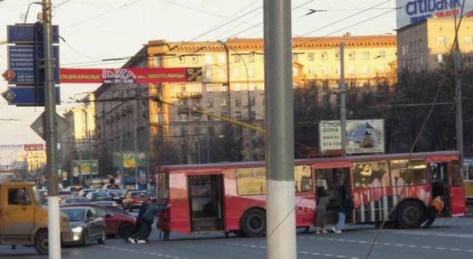 Quand le bus est en panne, les passagers poussent