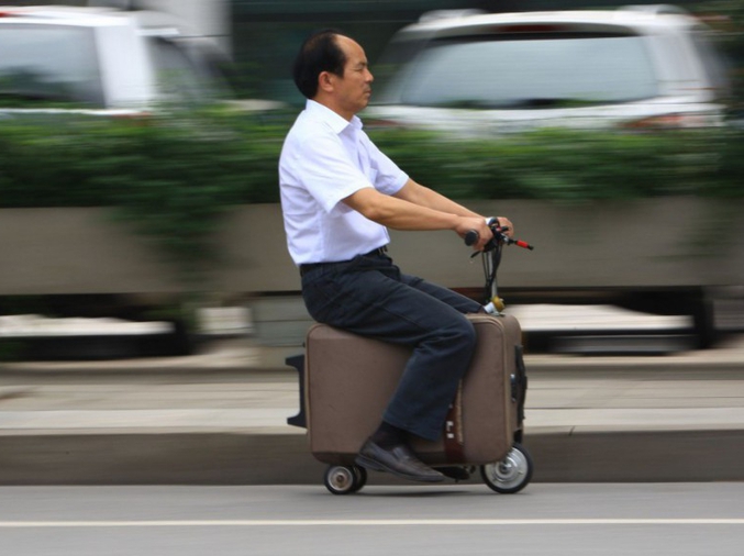 'Œuvre' du Chinois He Liangcai, le scooter-valise peut pousser des pointes à 20 km/h, est entièrement électrique, a trois roues pour la stabilité et est équipé d'un GPS, d'une alarme et d'un avertisseur.