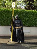 il attend le bat-bus