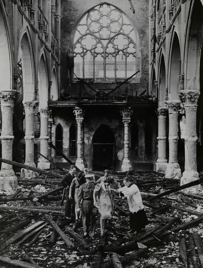 Un officier anglais se marie dans une église bombardée, le 14 septembre 1940.