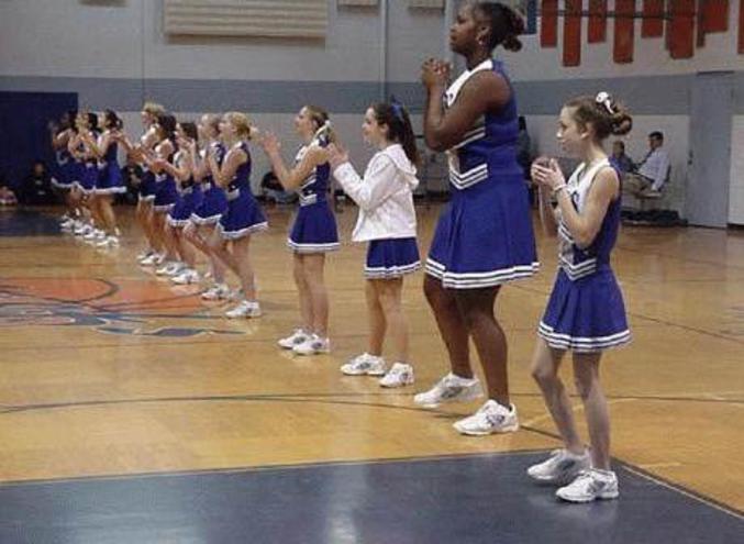 Une Pom Pom Girl disproportionnée.