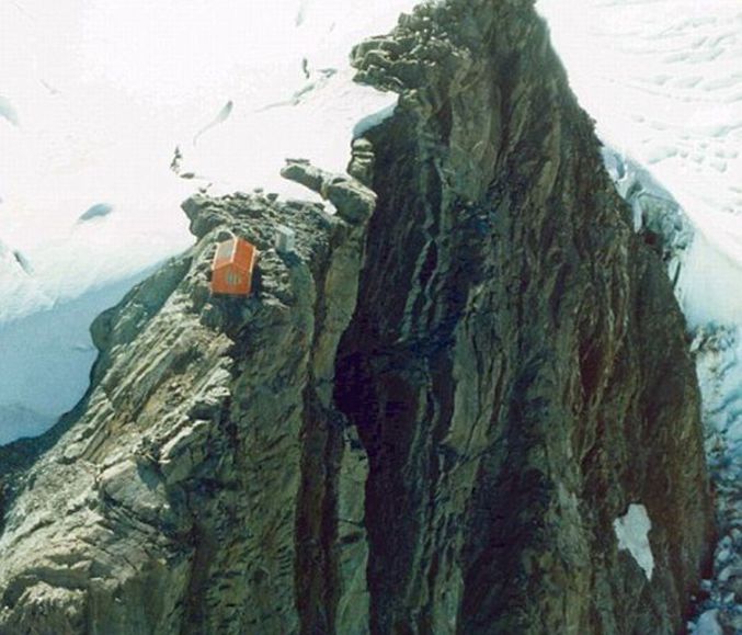 Des abris en montagne assez douteux.