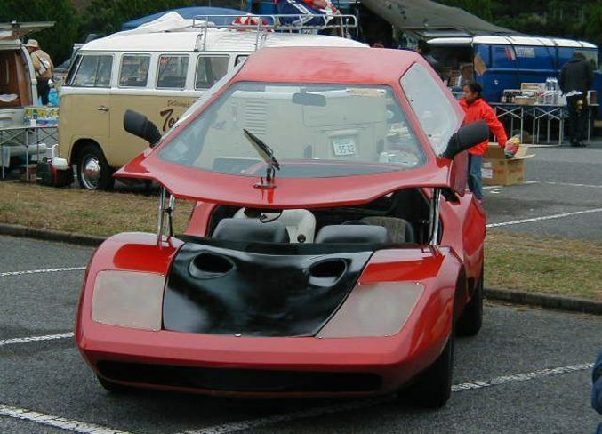 Une voiture à l'ouverture spéciale.