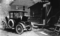 Une voiture électrique à la charge en 1919