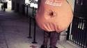 Je commence à regretter mon costume de hot dog 