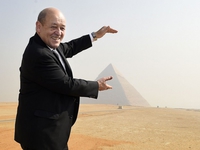 Jean-Yves Le Drian et la pyramide
