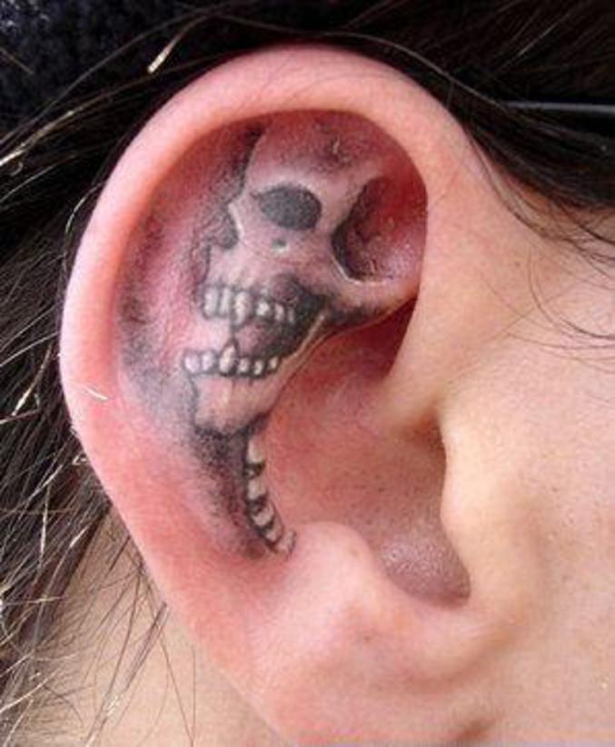 Un tatouage de tête de mort sur une oreille.