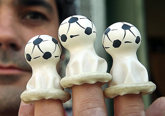 Préservatifs avec un ballon au bout pour la coupe du monde 2006.