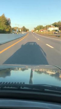 Une voiture accélère