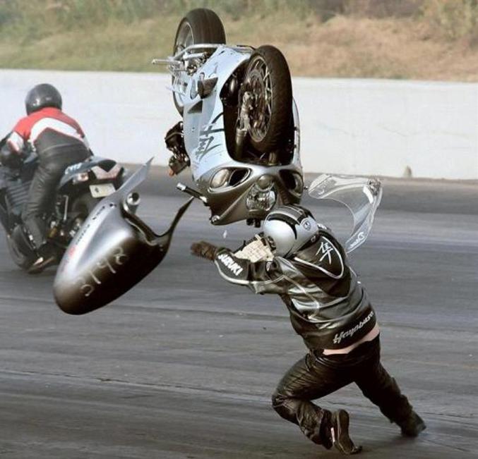 Une moto se défait en pleine course au grand dam de son pilote.