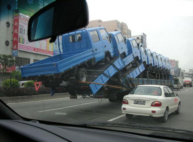Un transport de camionnettes à l'équilibre.