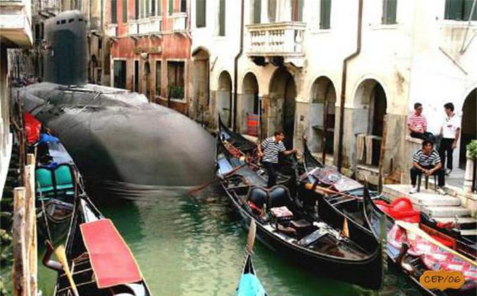 un sous-marin fait une petite visite de Venise.
