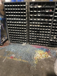 "Régis, range la quincaillerie puis tu peux y aller"