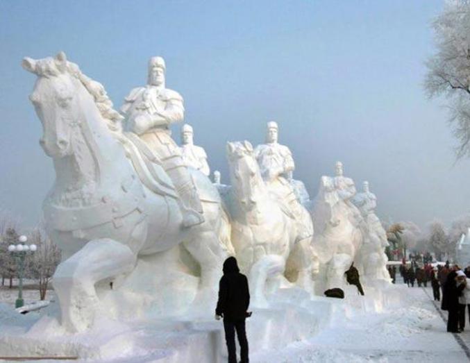 Des cavaliers sculptés dans la neige