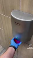 Sèches mains vs sécher en agitant les mains 