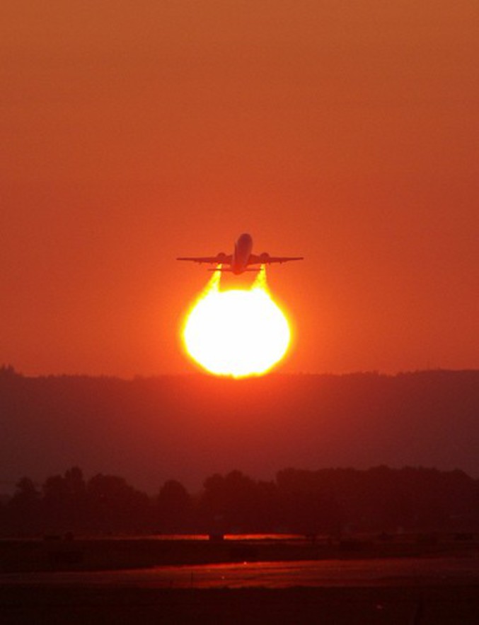 Un avion tire les oreilles du soleil.
