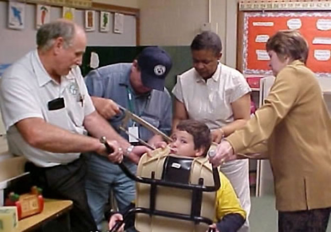 Un enfant qui est arrivé à se bloquer la tête dans sa chaise.