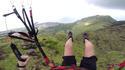 Passage entre deux immeubles en parapente