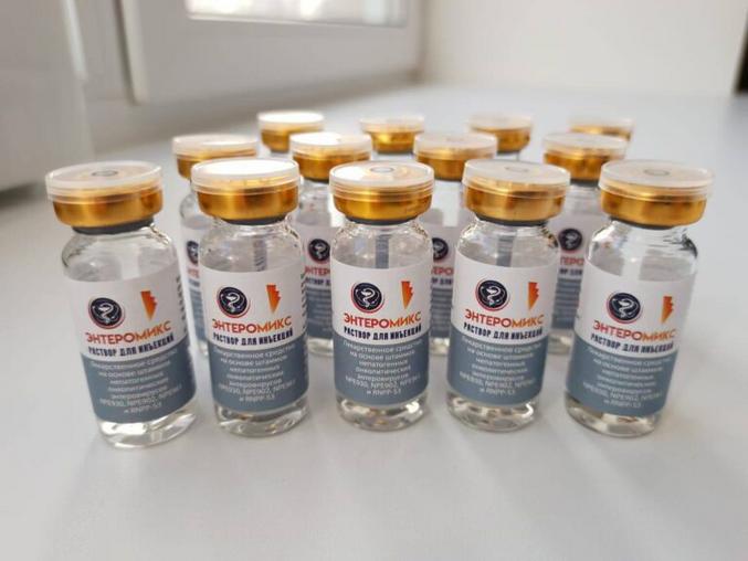 Enteromix est un vaccin Arn messager contre le cancer développé en Russie par le Centre national de recherche médicale en radiologie. Son lancement officiel en essai clinique a été annoncé au 28e Forum économique international de Saint-Pétersbourg le 20 juin 2025. Le vaccin utilise quatre virus non pathogènes capables de détruire les cellules tumorales et d’activer l’immunité du patient. La conception et le développement du vaccin ont duré plusieurs années, avec des tests précliniques réalisés avant 2025. 

Les premiers patients autorisés à participer sont des personnes atteintes de tumeurs confirmées histologiquement, pour qui toutes les autres options thérapeutiques disponibles ont échoué. Quarante-huit volontaires ont été sélectionnés pour la phase 1 des essais cliniques, qui se sont déroulés en juin et juillet 2025. Les effets secondaires rapportés sont très faibles et la distribution du vaccin, s’il obtient les validations réglementaires attendues, sera gratuite pour les patients russes les plus en difficulté dès la fin des essais et des autorisations officielles, probablement autour de 2027-2028 si tout se passe comme prévu.

Les espérances scientifiques sont élevées, car Enteromix a déjà montré, en préclinique, la capacité à ralentir voire à éliminer complètement certains cancers chez l’animal. L’objectif est d’ouvrir une nouvelle option thérapeutique pour les malades incurables et d’étendre l’utilisation du vaccin aux patients en phase avancée, si les phases suivantes confirment la sécurité et l’efficacité.

https://entrevue.fr/sante/sante-le-premier-vaccin-contre-le-cancer-experimente-en-russie/