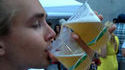 Deux bières, une main