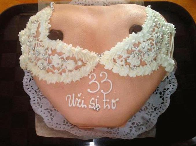 Un gâteau d'anniversaire en forme de poitrine.