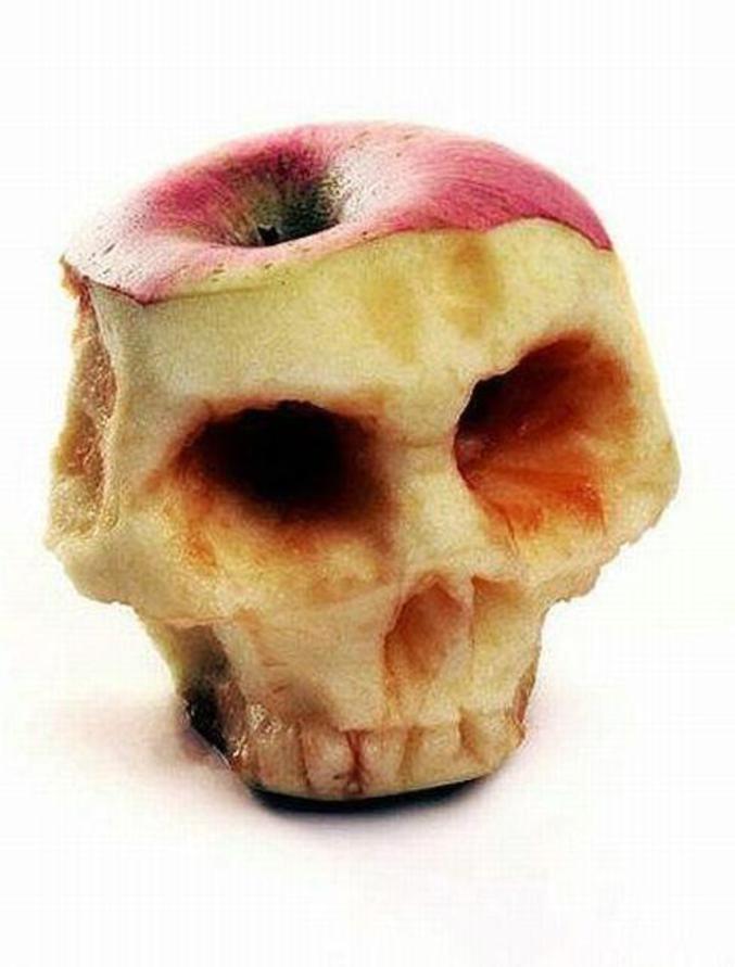 Une pomme sculptée.