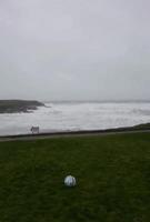 Kan tu shootes et que le zèph' te ramène le ballon au même point de départ.