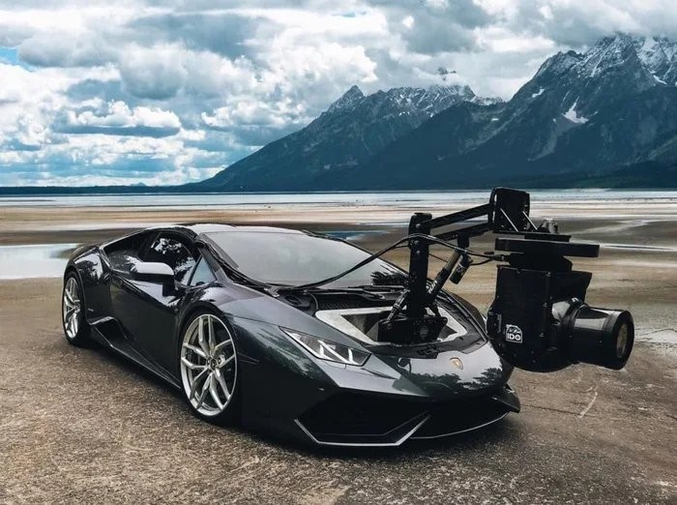 la société américaine de matériel video IDO Aerials a transformé une Lamborghini Huracan en voiture de traveling
https://auto.bfmtv.com/actualite/quand-une-lamborghini-huracan-devient-une-camera-de-tournage-1421466.html