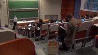 Il sort sa machine à écrire en plein amphi