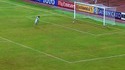 Un gardien sort de son but pour intercepter un ballon… et se troue complètement
