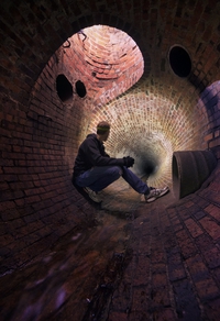 Kan tu attends dans les égouts...