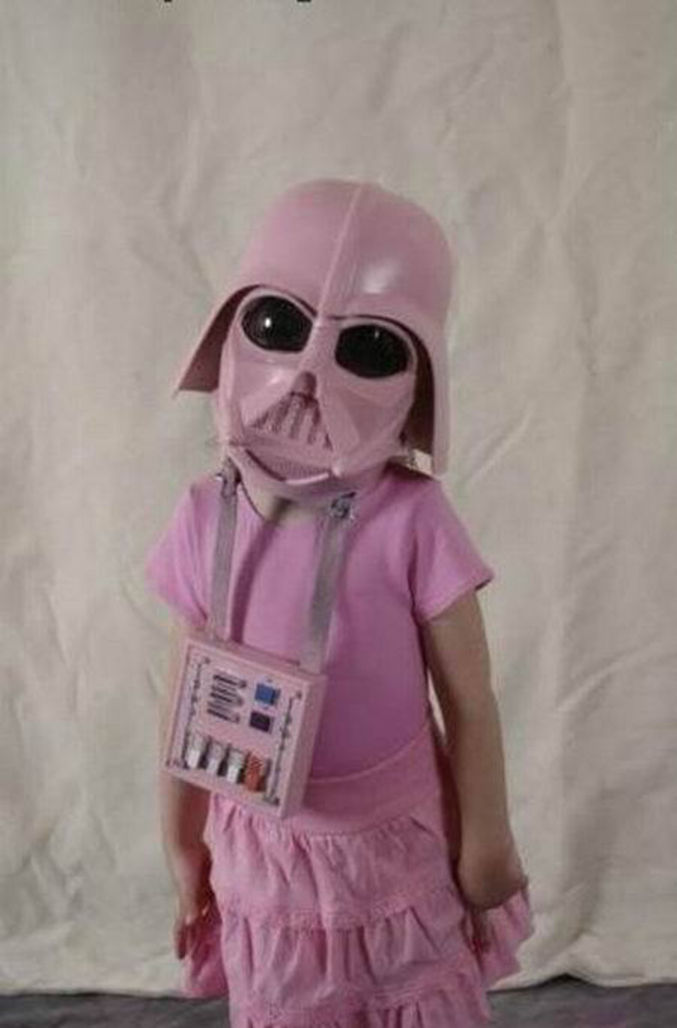 Une petite fille déguisée en Pink Vador.