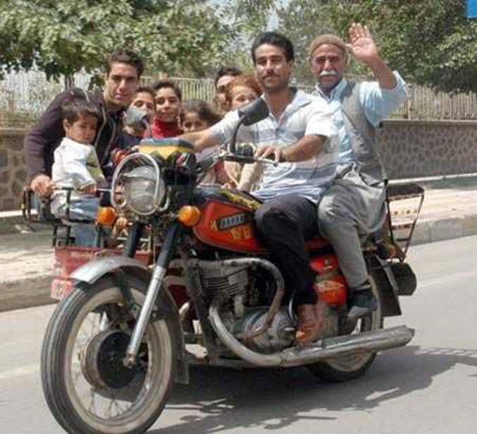 Vous en avez assez des voitures, vous voulez faire de la moto mais vous avez une famille. Voici la solution.