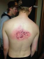 Une bonne tape dans le dos de la part d'un pote, ça renforce l'amitié