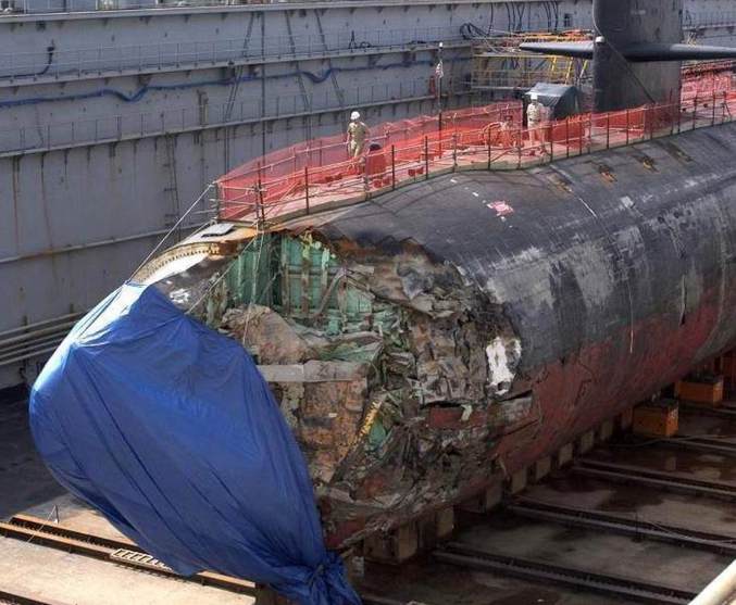 un sous-marin qui a subi de gros dommages
