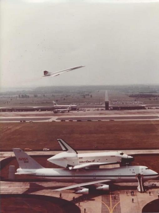 Un Concorde et une navette spatiale sur son transporteur (Boeing 747 modifié) sur la même image. Tous deux sont aujourd'hui hors service : depuis 2003 pour le Concorde, depuis 2011 pour le Space Shuttle.
La photo a possiblement été prise en 1983, lors du 35ème Salon International de l’Aéronautique et de l’Espace du Bourget (à confirmer).